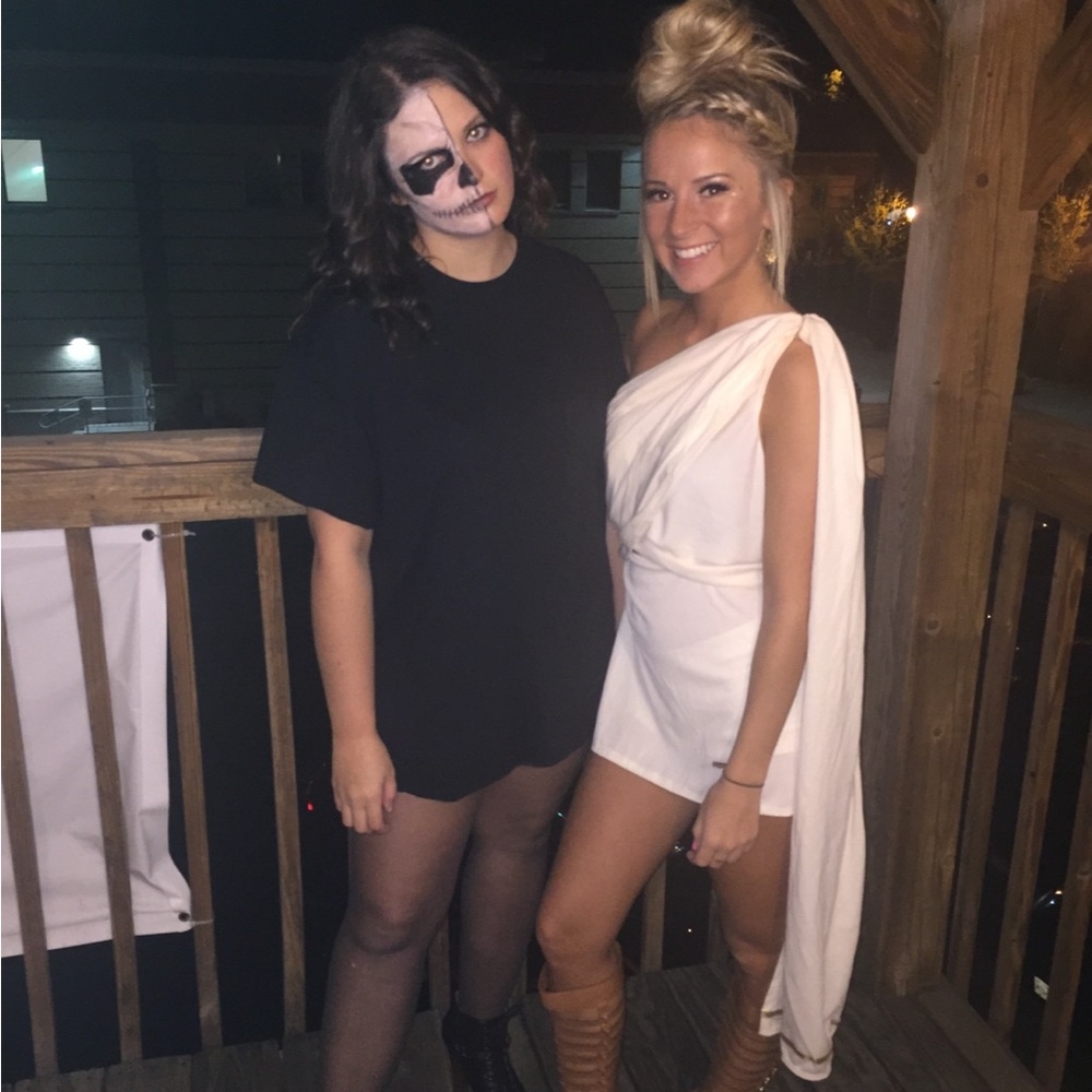 Toga - Picture 3 of 4